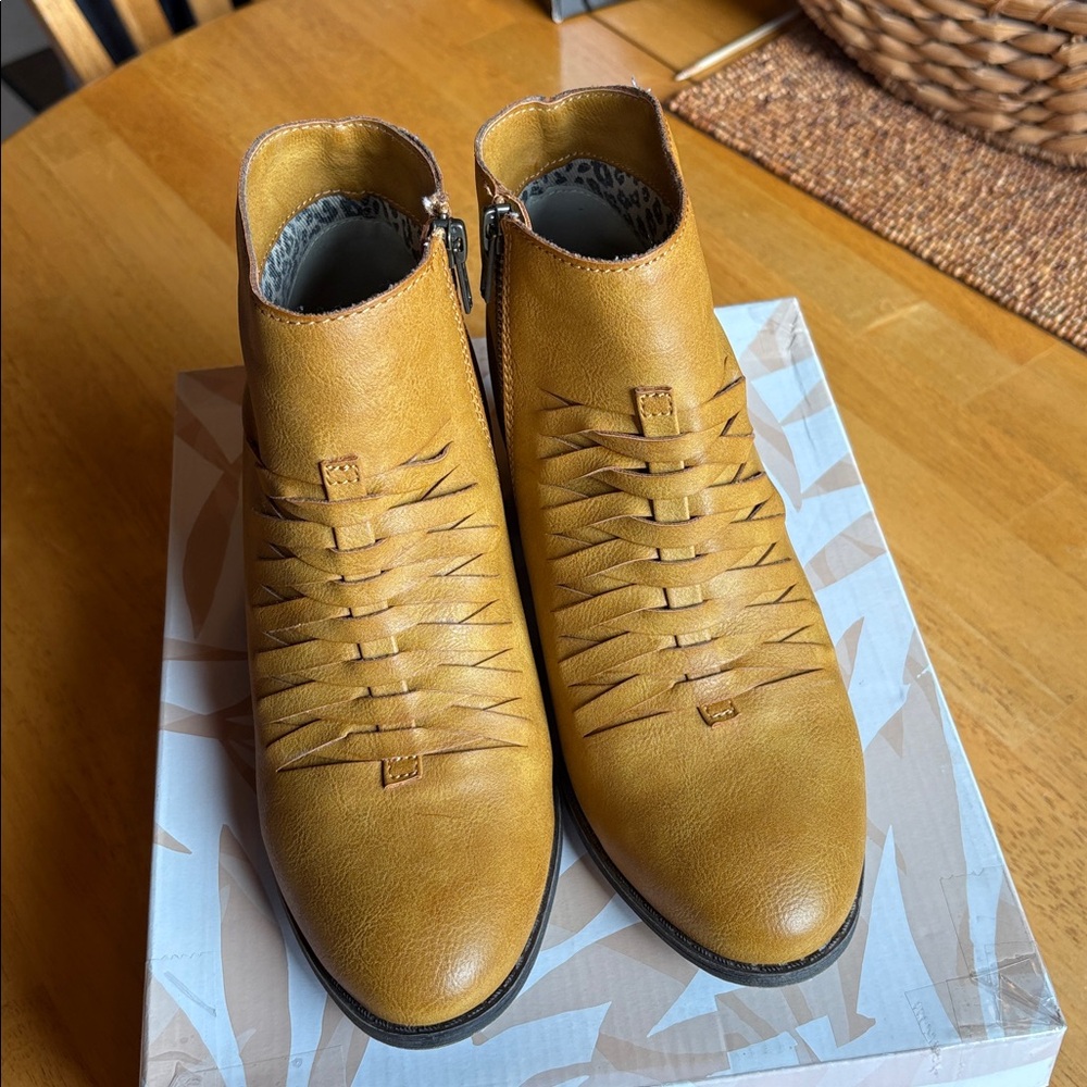 NIB Billabong Faux leather gold booties